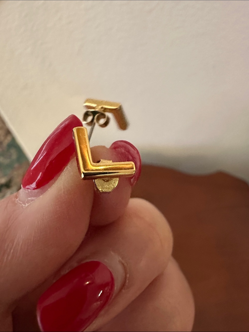 Fashion Jewelry Gold L-Shaped Stud Earrings - Picture 4 of 6